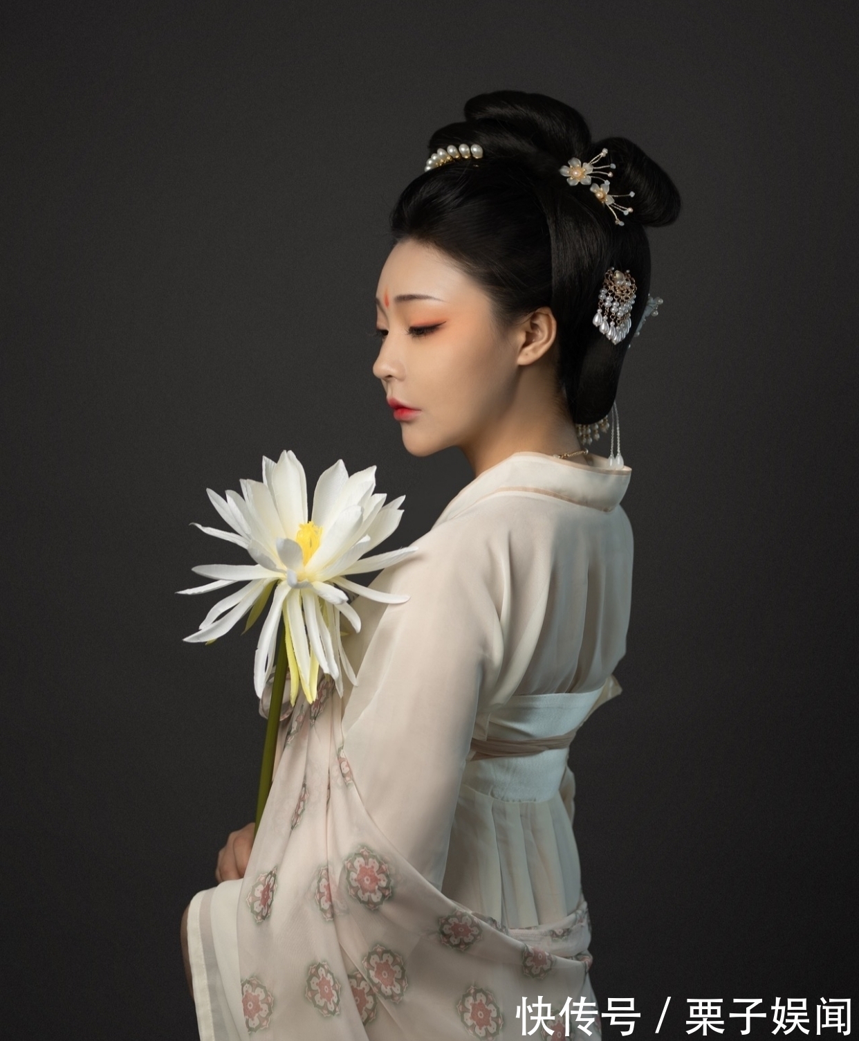 江天$七律·赏秋·八首:依依别夏悄回望,金菊萦篱笑粲然