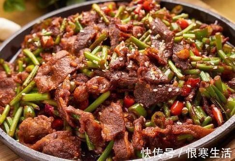 牛肉|炒牛肉时,牛肉一炒就老学会2个小妙招,不老不柴,鲜嫩没腥味