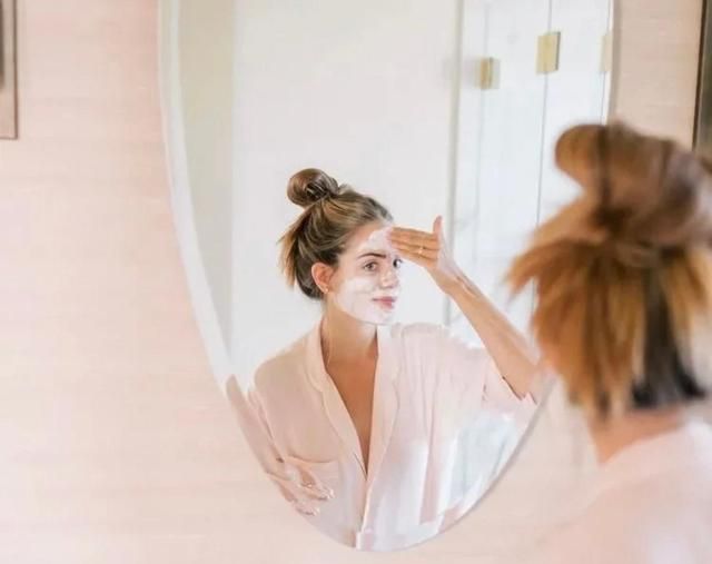 女生一定要知道的“护肤常识”！水乳3个月内用完，面膜要躺着敷