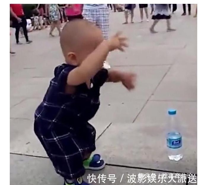 奶奶|妈妈出差,把宝宝交给奶奶,回来看到宝宝跳广场舞,妈妈笑喷了
