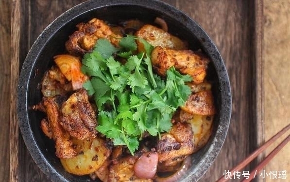 干锅排骨做法:想吃什么蔬菜加什么,吃到冒汗才过瘾