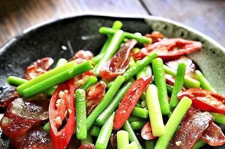 大厨|炒蒜苔,切好直接下锅炒是不对的,大厨分享1招,蒜苔翠绿入味