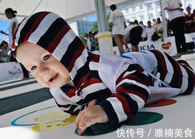 声音|给孩子喂奶的时候,孩子总是抬头看妈妈并笑,宝宝这是在做什么呢