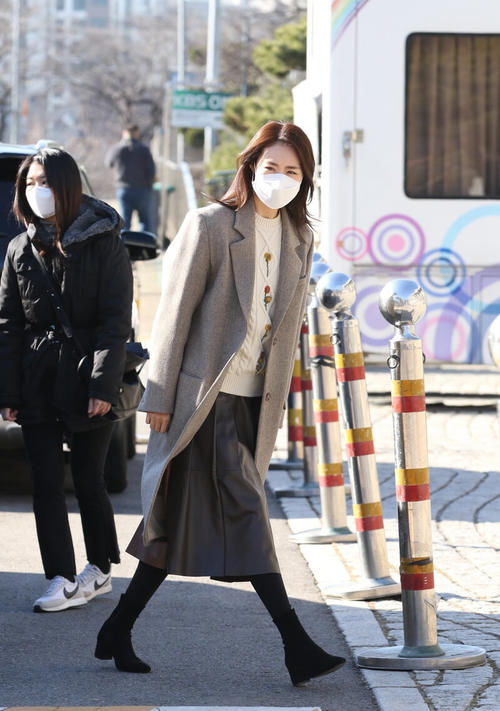 百褶裙怎么搭配才好看？配毛衣优雅，配卫衣帅气，都好潮