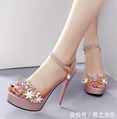 细跟鞋 穿上尖头细跟鞋,让美丽与自信成为你的专属