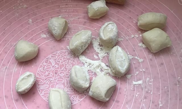 教你做金黄的水煎包，撒上芝麻与葱花，每咬一口都爆汁