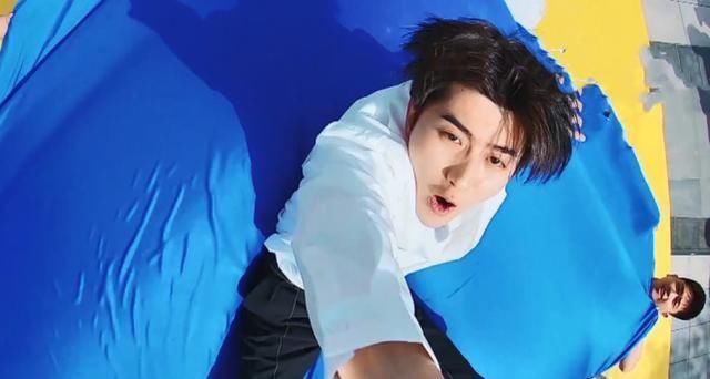 苗苗《奔跑吧》出场时，蔡徐坤带头起身欢迎，宋雨琦却慢慢悠悠