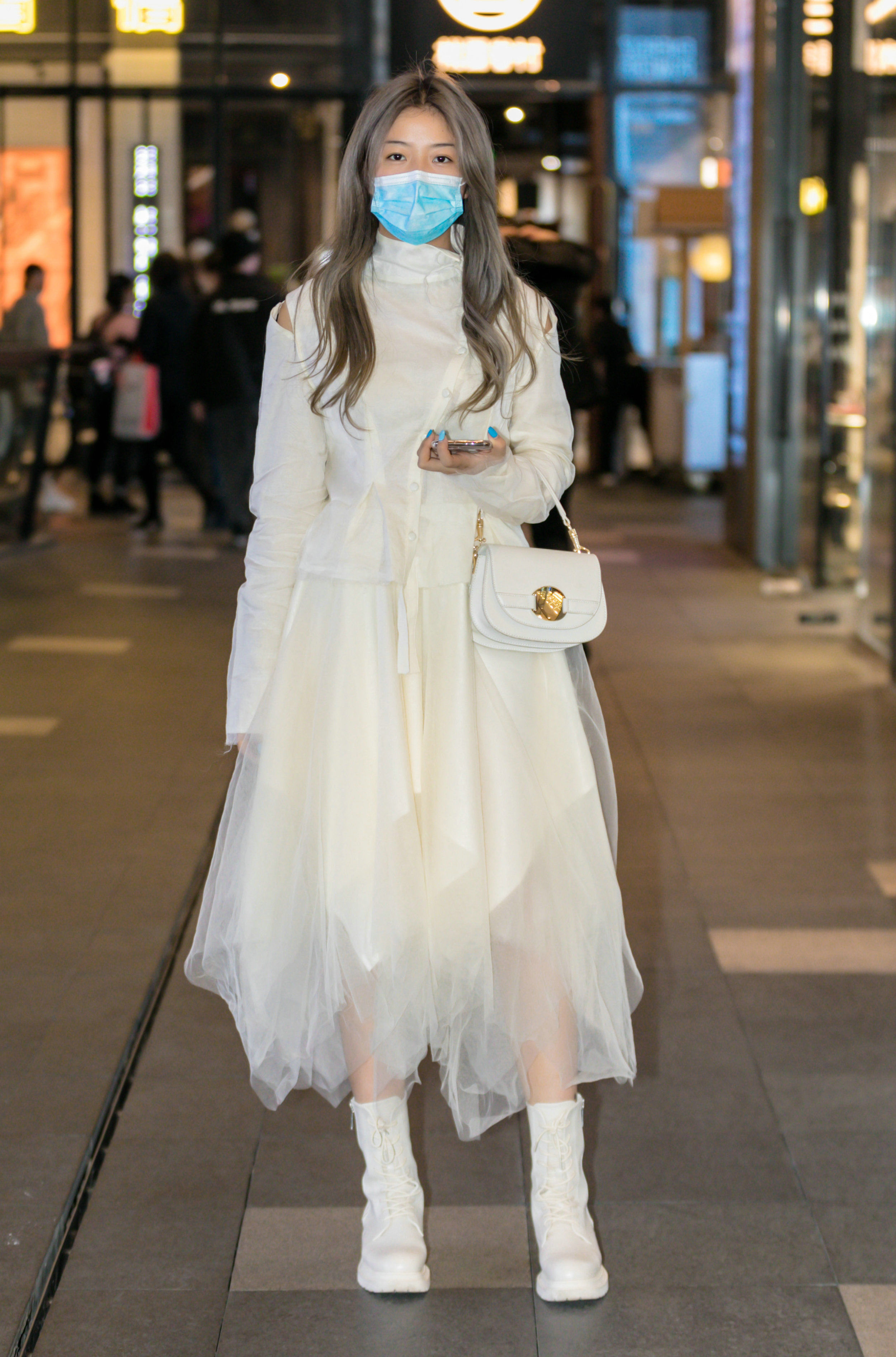 时尚：用短靴来搭配连衣裙，可以获得帅气与妩媚并存的效果