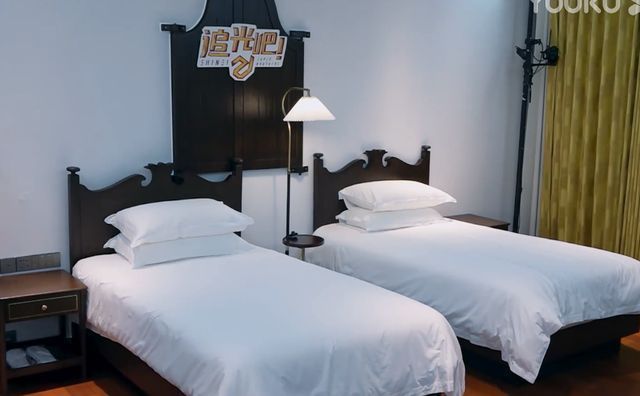 《追光吧2》哥哥待遇差别大,入住不到三星级,还不如旅馆的床