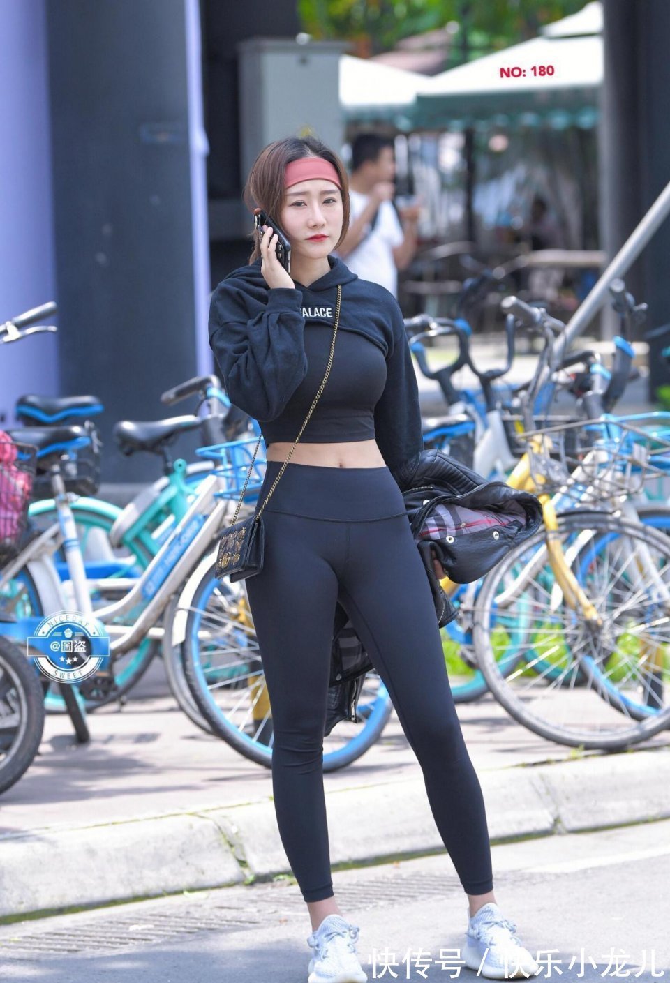 宽松 耐人寻味的打底裤搭配出全新感觉,衬托修长腿型,甜美时尚