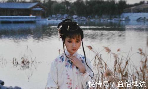 王熙凤&难怪王熙凤讽刺薛宝钗,你看宝钗做了什么?很多人都忽略了