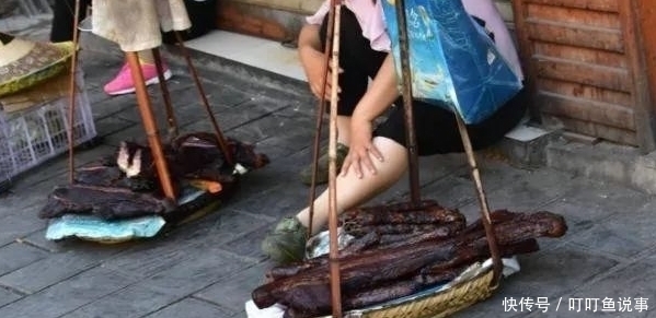 大娘挑扁担卖“它”,80元一根,以为是腊肠,看清后直接全包了