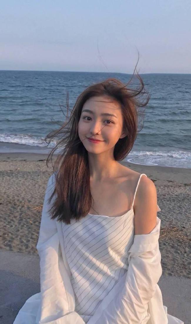 小姐姐|紧身牛仔裤小姐姐,时尚的穿搭,才能穿出小姐姐的性感身材