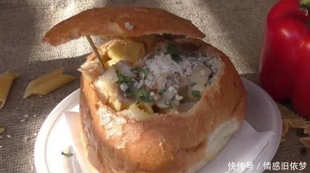 自创|大妈校门前卖“自创”小吃,食客从没见过,6元一碗,每天卖200碗