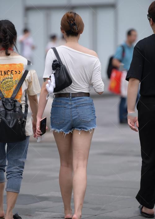 露肩一字U领短袖另类穿法，搭配短裤，轻松显出大长腿