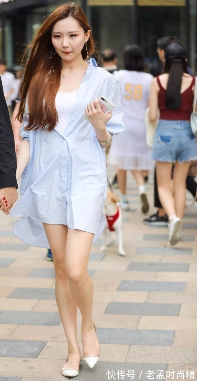 女朋友 街拍:果然是别人家的女朋友,长发飘逸,肤白貌美