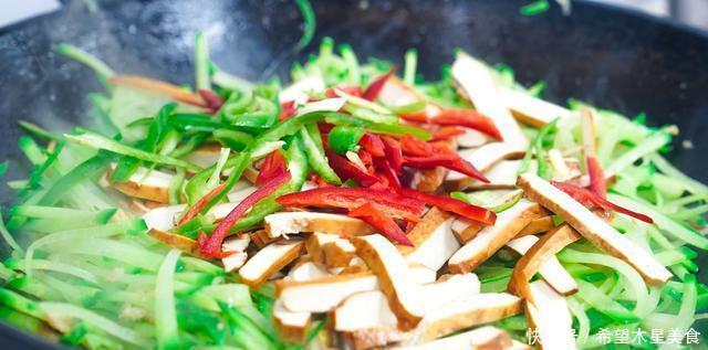 水果萝卜|萝卜这样做,我家三天两头做着吃,好吃下饭,一顿一大盘不够吃