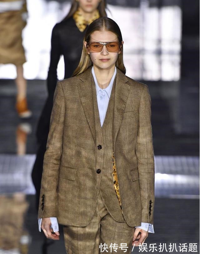 流行色彩 中年女人秋天别总穿一个颜色,不如试试这4种流行色彩,高级洋气!