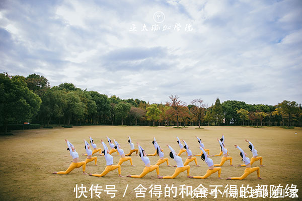 左手|一套“靠墙”瑜伽序列,全身伸展,练完超级舒服!