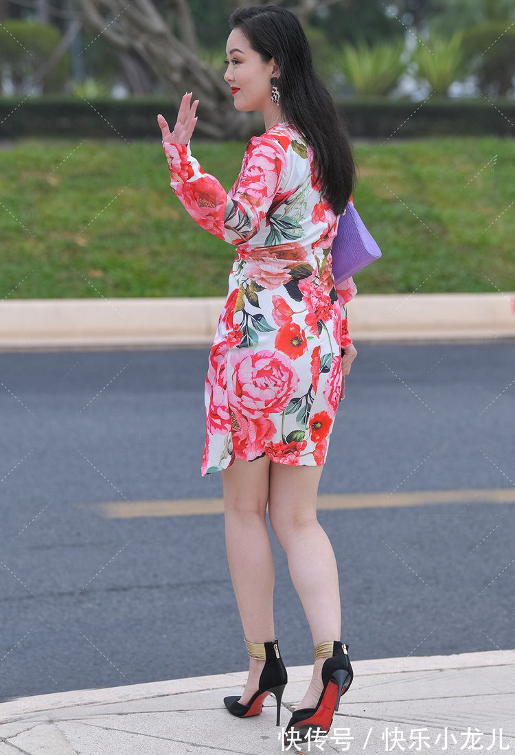 时尚 长袖碎花裙，穿出了时尚辣妈优雅清新的美，时尚好看又显可爱