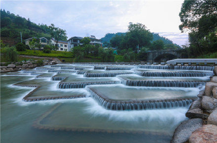 以水造景风光美，鱼鳞坝太美了