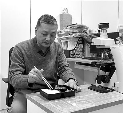 肠镜|患者家属从门缝里拍到这张医生打盹照后瞬间破防