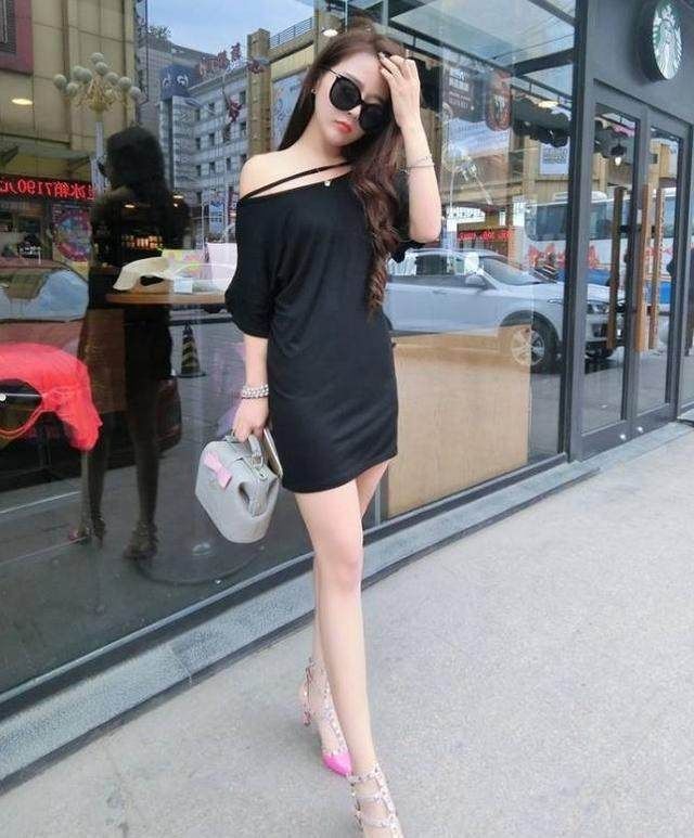 街拍:淡雅脱俗纯洁的妹子,身姿丰腴颜值和穿搭不多见