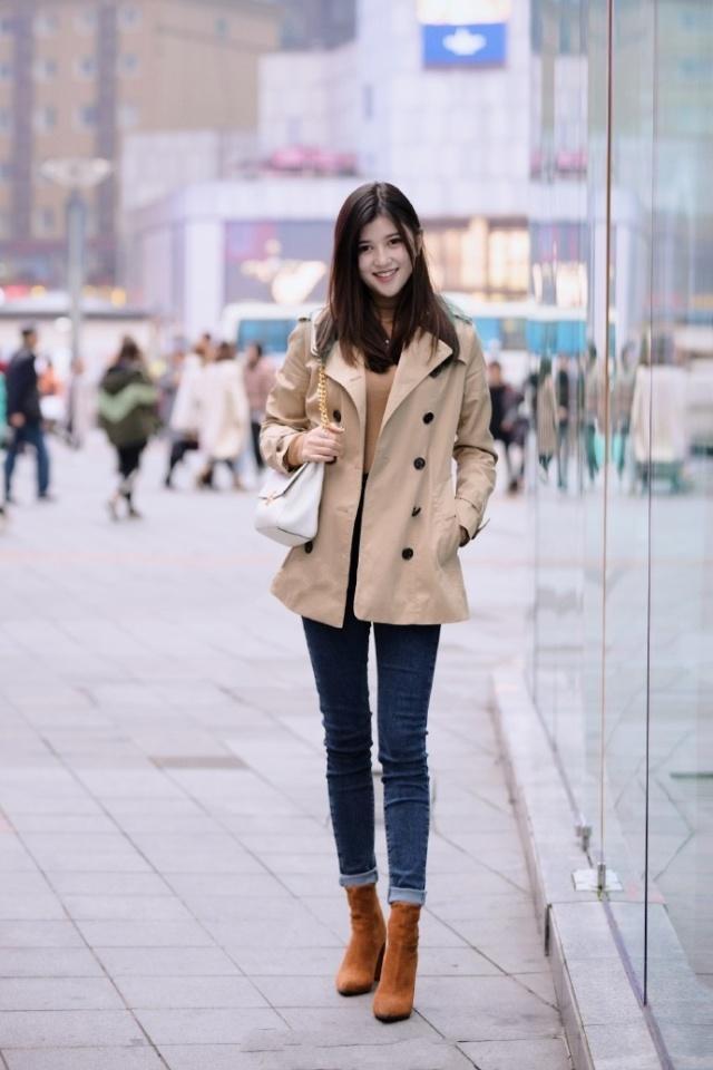 街拍:脸上化了淡淡的妆的小姐姐,蓝色牛仔装搭配帅气大方