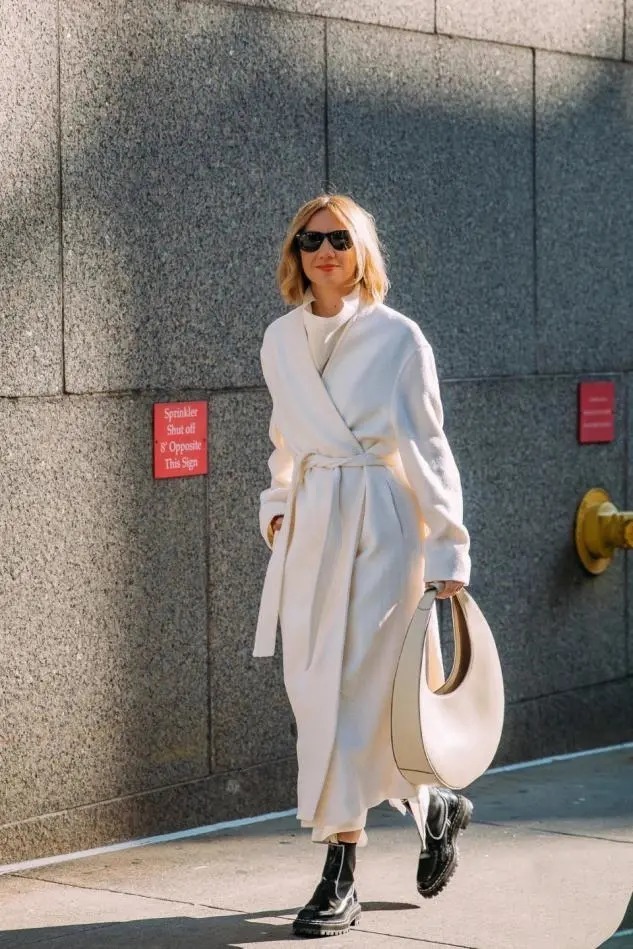 不管大衣还是羽绒服,女人少买黑色,这几种颜色更高级,好看减龄