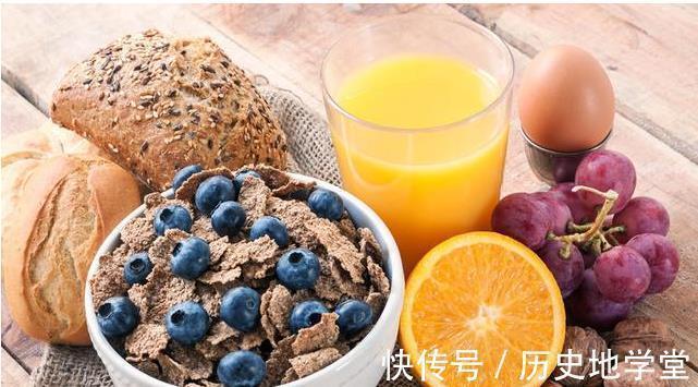 食物|医生劝告:早上空腹的时候,别碰2种食物!再饿也不行