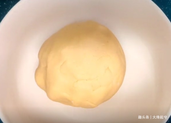 南瓜饼的家常做法，口感软糯香甜，简单易学，早餐给孩子吃