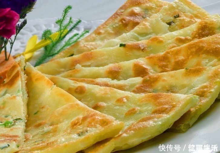 饺子皮|自从学会葱花饼此做法，孩子早餐点名要吃，不用和面2分钟烙一张