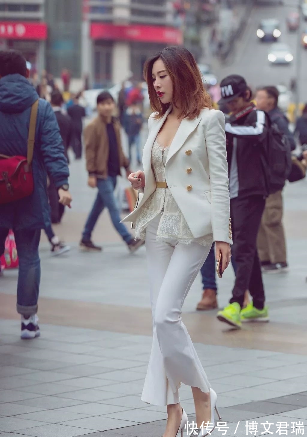 独特魅力|街拍:柔美短裙搭配长卷发,尽显女生独特魅力