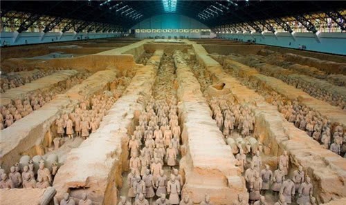  奴隶主|秦始皇的兵马俑里都是真人？一尊裂开的兵马俑，解开千古谜团