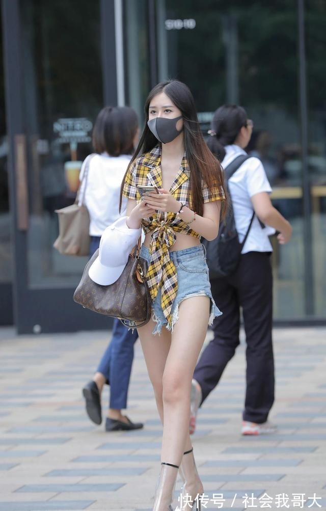 技巧 三伏天穿牛仔短裤，掌握这些穿搭技巧，轻松做个长腿气质美女！