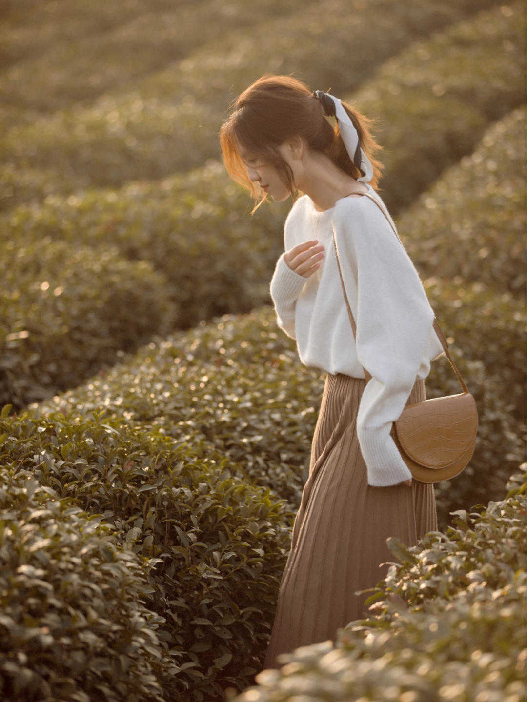 牛仔裤|秋季,针织衫是衣柜必备,搭配牛仔裤高级时髦,极简穿搭照样高级