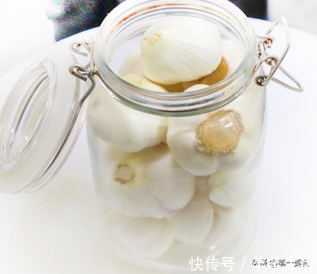 脆爽|腌糖蒜,放糖不是最重要的,放入这2味料才能酸甜脆爽,长久保存