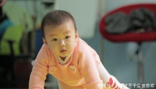 害怕宝宝运动发育迟缓,0-1岁宝宝体能训练小游戏收藏好,用得到