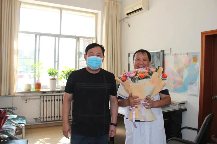 白衣|五莲县人民医院：鲜花赠白衣，致敬医师节