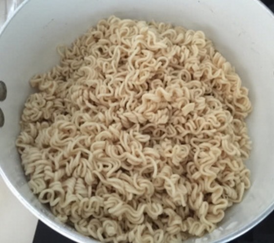 為什麼你煮的即食麵不好吃因為少了一步,泡多少次都白搭!
