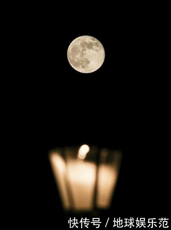 柏林：“超级月亮”现身夜空