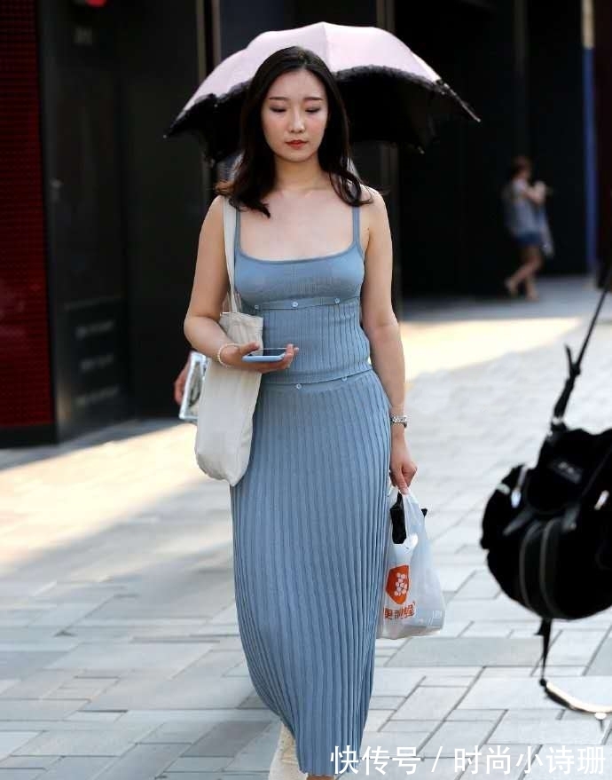 连衣裙|蓝色连衣裙+白色运动鞋,简单大方又显年轻,轻松抓住夏末的尾巴