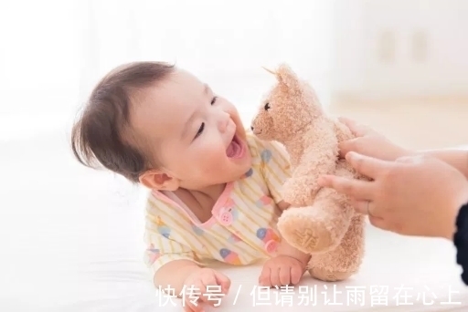 宝妈|宝宝到了这个月还不会抬头,表明发育落后,家长要及早带宝宝就诊