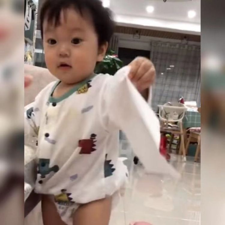 宝宝|萌娃按照亲妈的“指令”拿纸巾火了,网友:真是被安排得明明白白