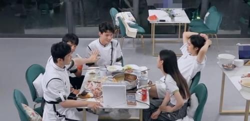 丁真|中餐廳5：明星給客人吃“沒熟”的飯菜，按照法律規定要賠多少錢