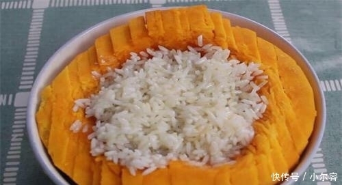 一碗糯米,半个南瓜,香甜软糯,好吃不上火,比南瓜饼香,太好吃