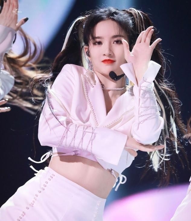 脸部 别再披头散发了！这4款“发型”才够美够撩人，总有一款适合你