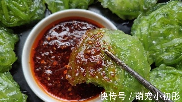 这食材最近吃得多，2元一斤，切丝团成小饼蒸一锅，蘸料吃真不错