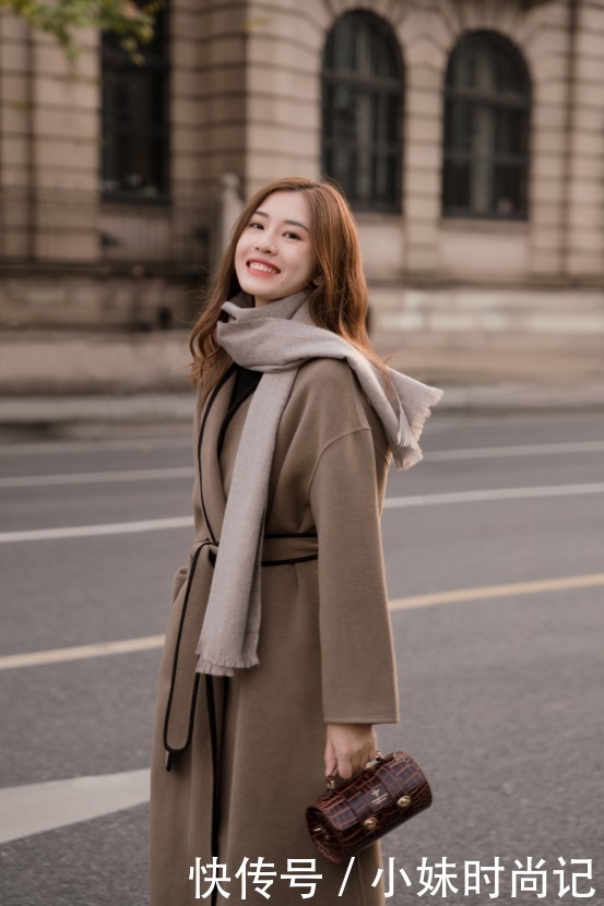 衣服大多|棕色大衣搭配黑色皮靴, 大方有气质!