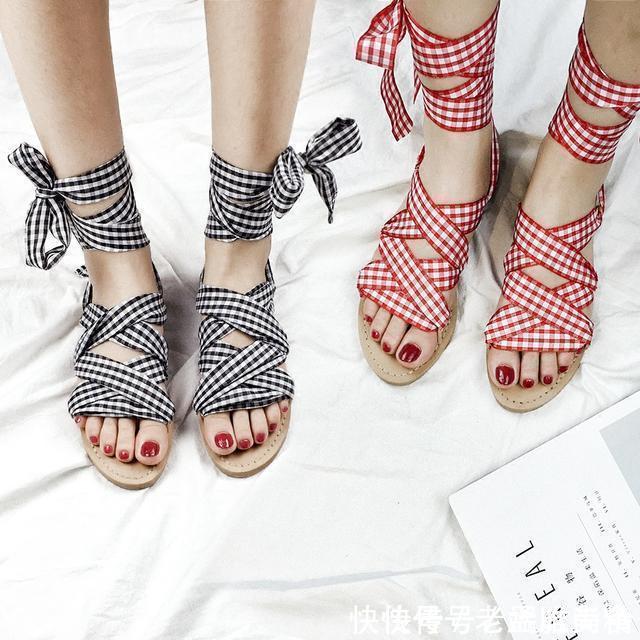 脚形 夏季时尚潮流凉鞋,修饰出女人的完美脚形